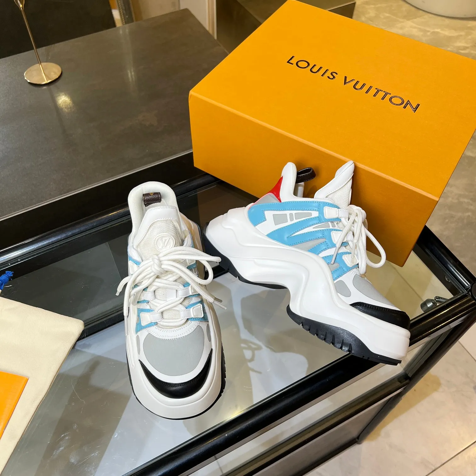 👟👟Ex-factory price 760👟👟 Nicolas Ghesquieye once again refined the design essence of LVArchlight sneakers to create LVArchlight2.0 platfrm sneakers. The combination of multiple technical materials, the wide outsole and the exaggerated tongue highlight the series' recognition, and the latter is marked with the LVCirCle logo 35-41